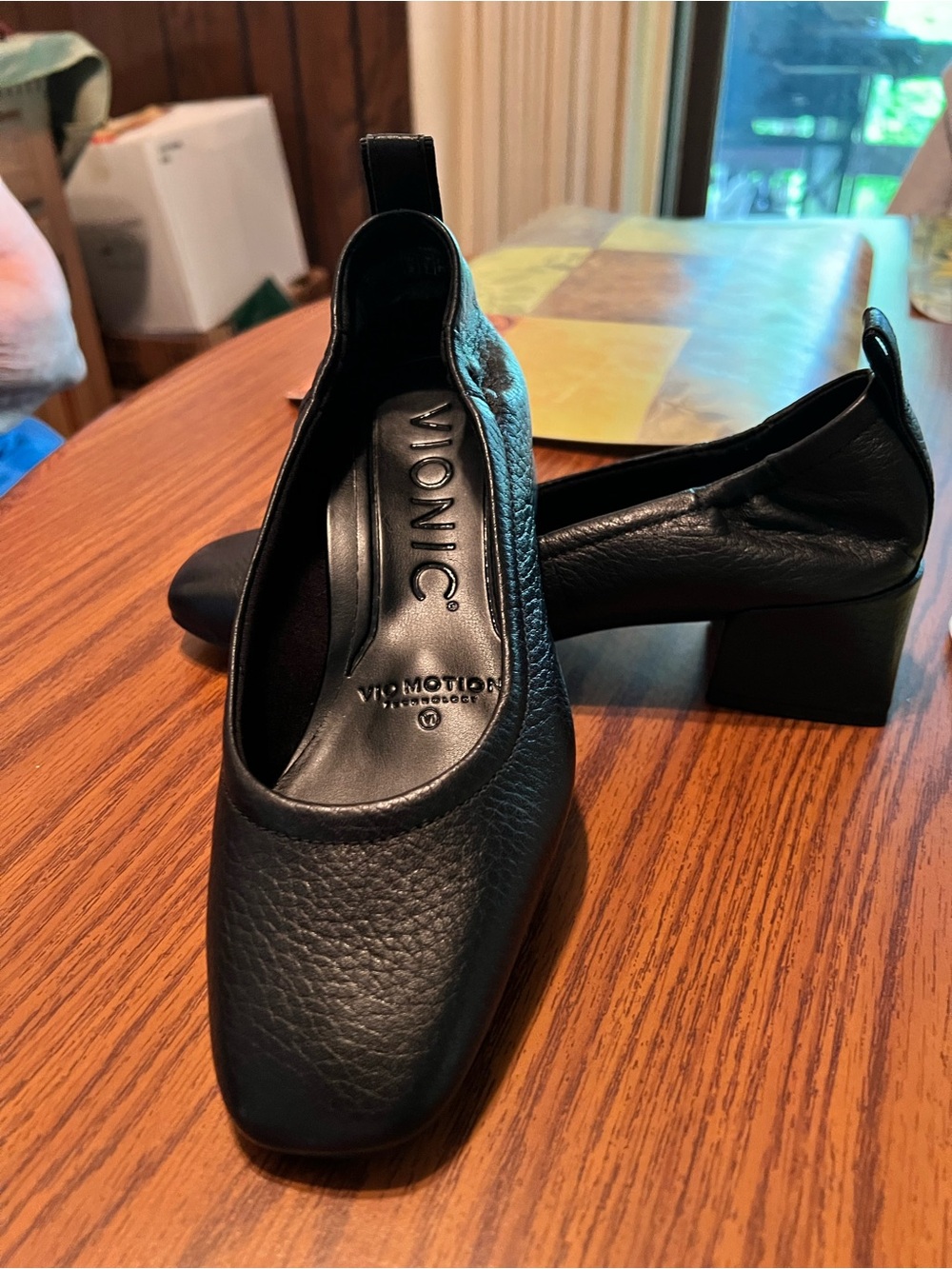 Vionic Romona block heeled square toe pump in black pebbled leather. Sz 5